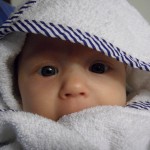 Tatínek vykoupal a zakuklil