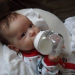 Ručičky neposedy chtějí samy flašku držet!