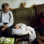 Madlenka se krmí uprostřed svých prarodičů