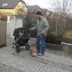 dědeček jde na procházku se dvěma lumpajdama