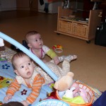 dětská hra "chytnipohybujícísenohu"