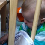 místo spaní čte mámin časopis - bokorys