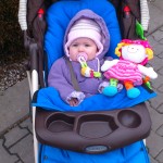 novej kočár - sedící dítě na vycházce kouká a neřve (poznatek matky)