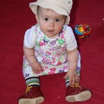 modelka přes starožitné boty