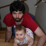 táta učí dítě vylejzat schody. máma jásá.