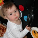 zase doma (chvíli před tím, než se zrcátko samo ulomilo)