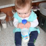 sedící u kávovaru