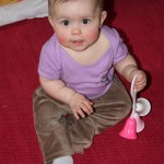 chrastítko vhodné od tří měsíců, v sedmi měsících znovuobjevené