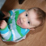 stojící u stoličky