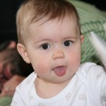 otec hlídá hrající si dcerku :-)