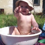 lázeň na našem novém venkovském sídle (v pozadí hospodářské stavení :-))