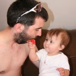 krmí tátu vlastní svačinou