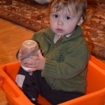 "koupat, koupat" ... a snaží se napustit vodu z lahvičky