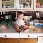 máma chystá svačinu, madlenka zkouší jakost